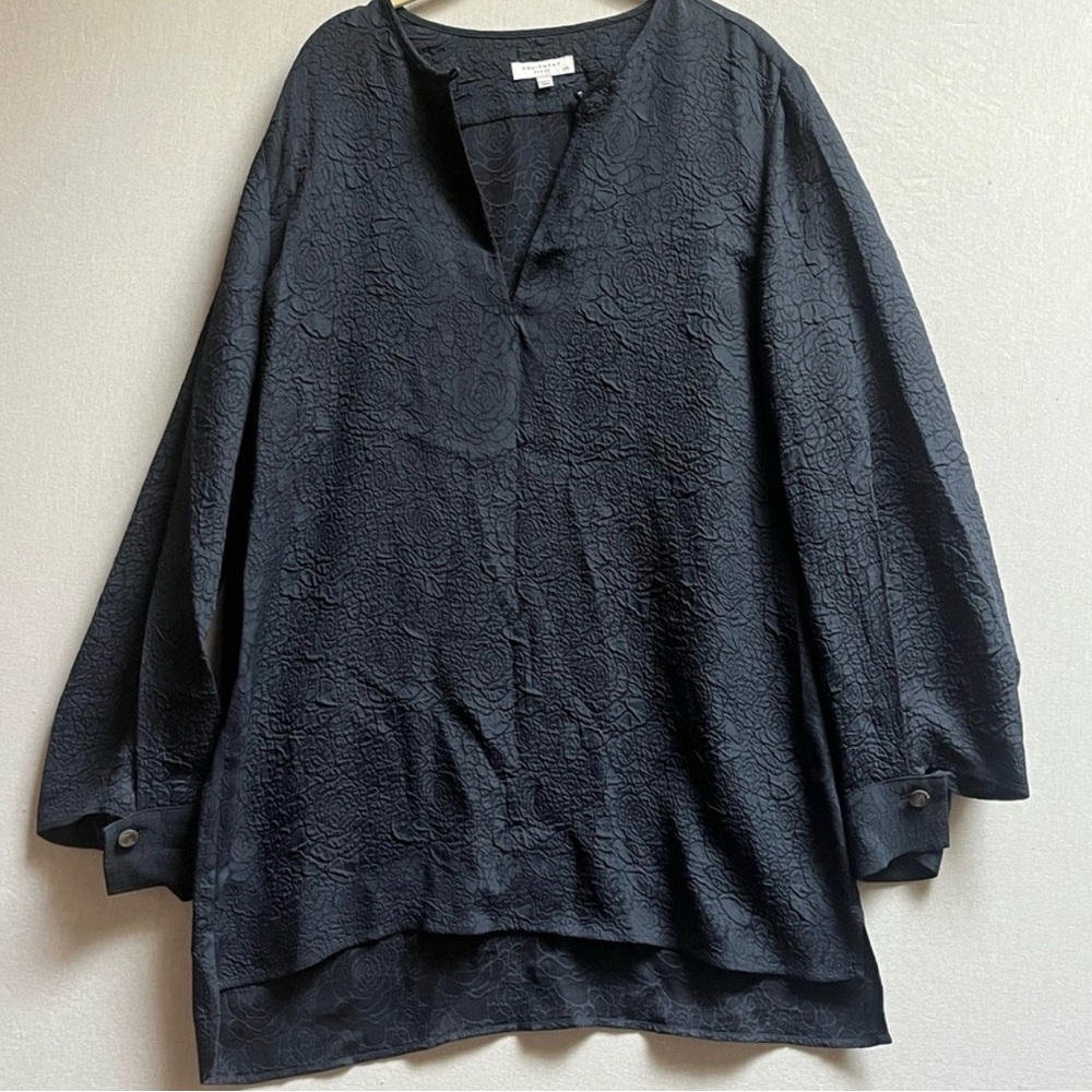 #71 Equipment XL Deep navy Textured Black V-Neck Tunic Blouse.